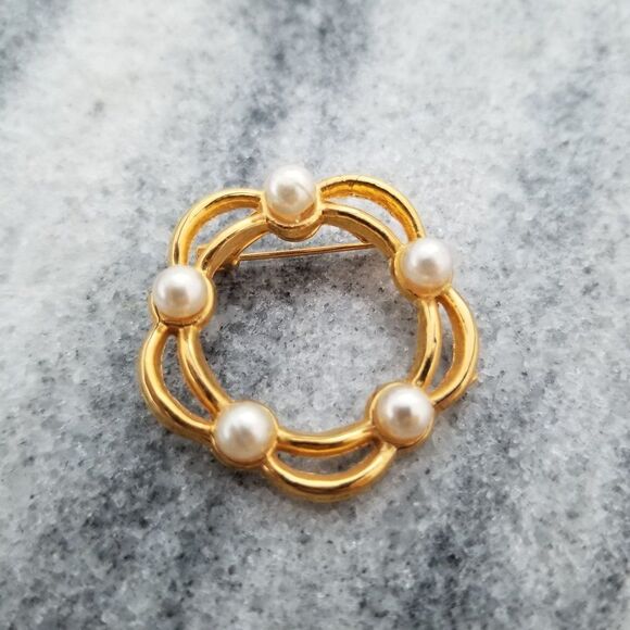 Vintage Gold Tone Wreath Brooch with Faux Pearls, Lapel Pin, Estate - Picture 5 of 5